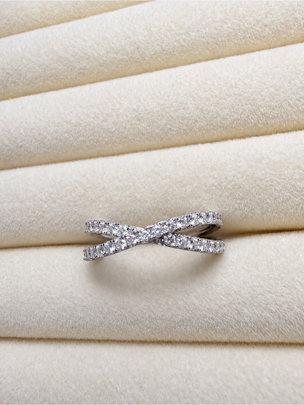 0.53ct D Round Moissanite Crisscross Pavé Band Ring Sterling Silver GRA Cert. - Picture 2 of 5